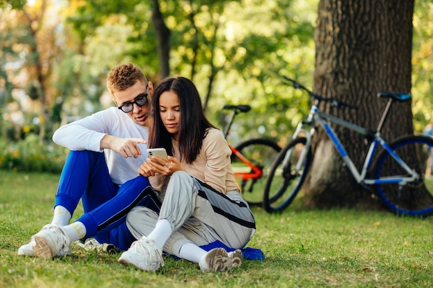 el hombre está señalando con el dedo y mostrando algo en el teléfono a su mujer