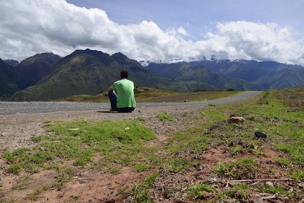 Un hombre está sentado en la carretera Perú