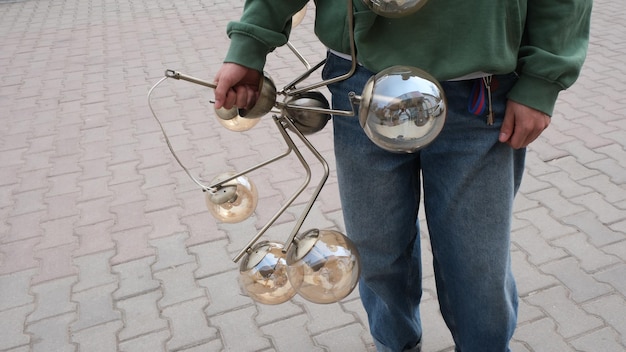 un hombre está sosteniendo un par de bolas de plata con la palabra "la" en ella