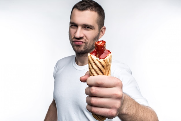 el hombre está sosteniendo un sabroso hot dog