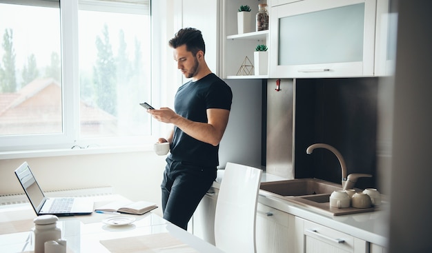 el hombre está tomando un café y charlando por teléfono