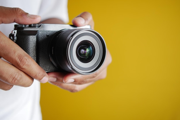 Un hombre está tomando fotografías en una cámara.