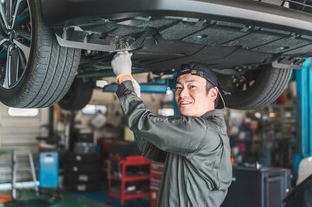 un hombre está trabajando en un coche con un neumático