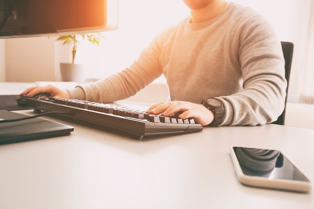 El hombre está trabajando con pc en la oficina.