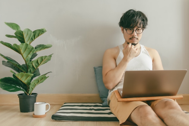 El hombre está trabajando en la sala de su apartamento.