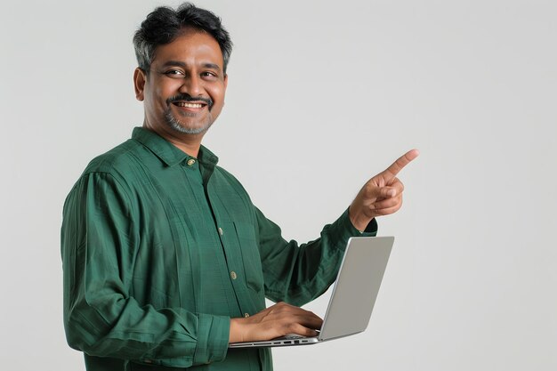un hombre está usando una computadora portátil con una camisa verde que dice ok
