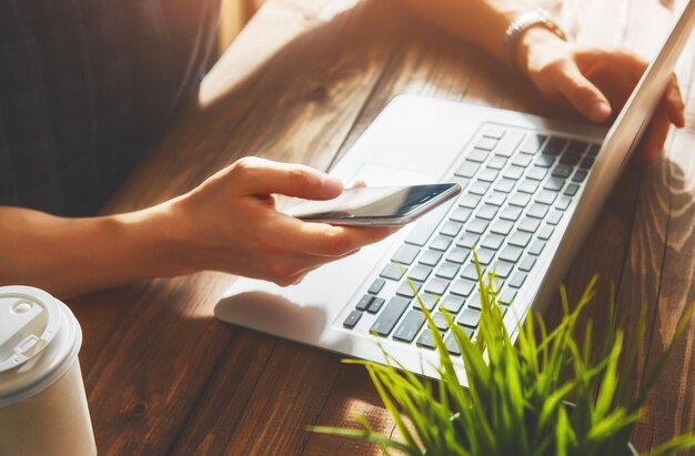 El hombre está usando el concepto de teléfono de los jóvenes están trabajando con dispositivos móviles