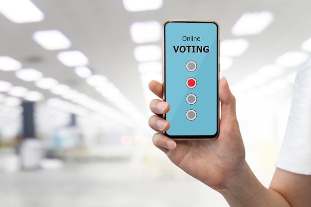 El hombre está usando su teléfono inteligente para votar en línea en las elecciones