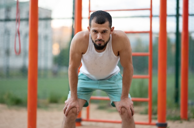 El hombre estaba cansado después del entrenamiento.