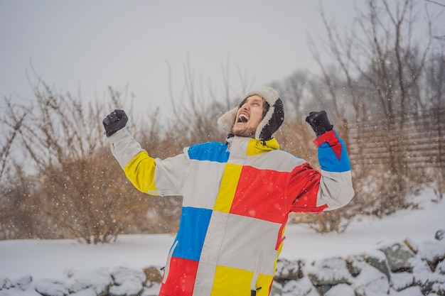 El hombre estaba muy congelado en invierno bajo nevadas Problemas de invierno