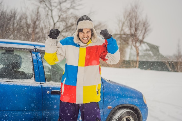 El hombre estaba muy congelado en invierno bajo nevadas Problemas de invierno