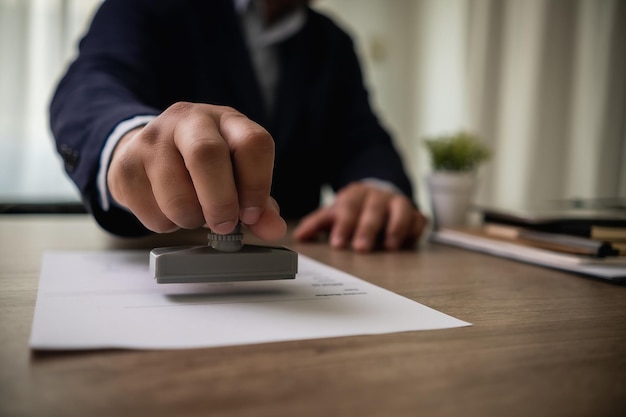 Hombre estampando aprobación El texto se aprueba estampando el documento en paperxAxAxA