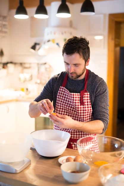 hombre estar de pie, en, cocina, preparando, pastel, masa