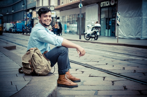 hombre con estilo en la calle