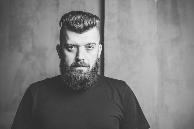 Hombre con estilo hipster barbudo. Retrato de un hombre moreno con barba. En blanco y negro