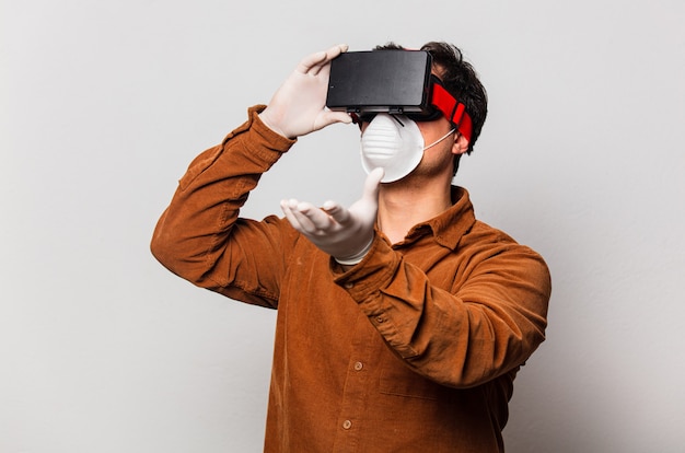 Hombre de estilo en mascarilla y gafas VR