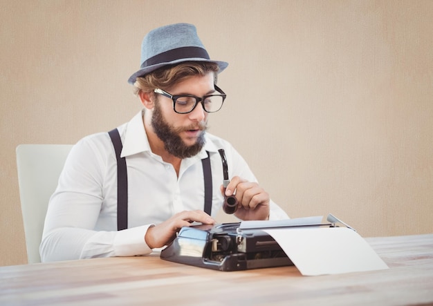 Hombre de estilo retro sosteniendo pipa y usando una máquina de escribir