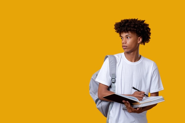 Hombre de estilo de vida de estudiante adolescente negro inteligente