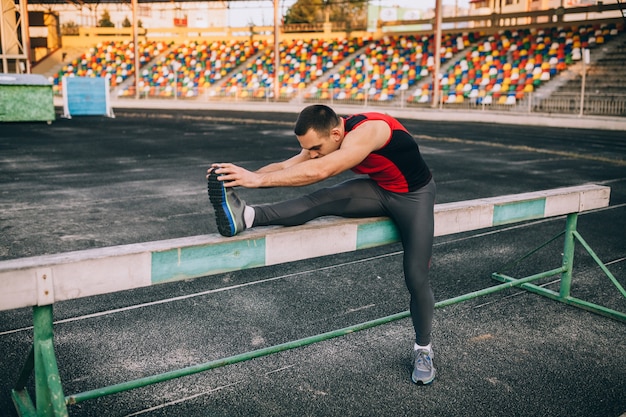 el hombre estira el cuerpo antes de correr