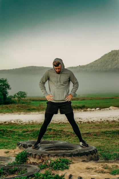 Hombre estirando antes de entrenar