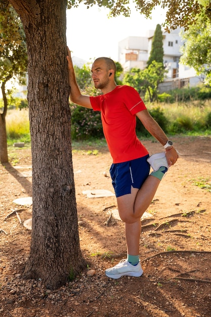 Hombre estirando en el parque