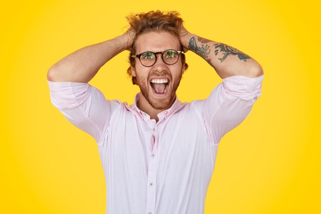 Foto hombre estresado gritando y rasgando el cabello