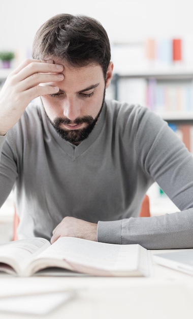 Hombre estudiando en la biblioteca