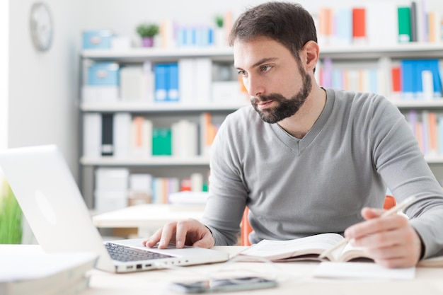 Hombre estudiando en la oficina