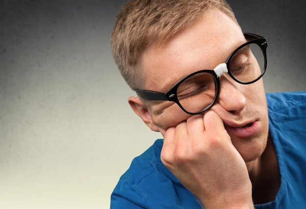 Hombre estudiante durmiente con gafas