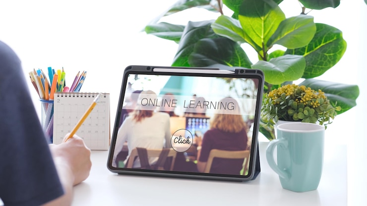 Foto hombre estudiante escribiendo a mano en un cuaderno mientras usa una tableta digital para e-learning