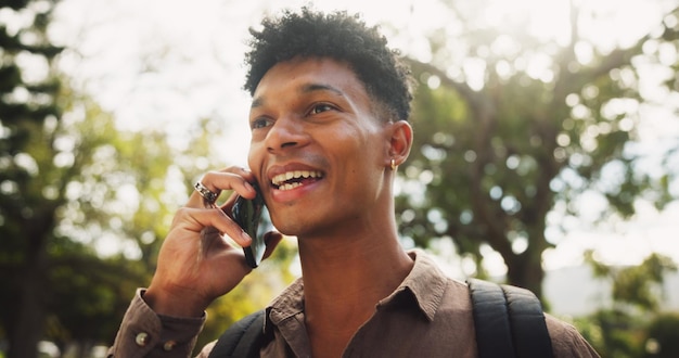 Hombre estudiante y feliz con llamada telefónica al aire libre para becas comentarios resultados de exámenes y solicitud de pasantía persona de educación y sonrisa con contacto para comunicación búsqueda de trabajo o chat móvil