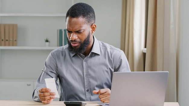 Hombre étnico afroamericano barbudo empresario gerente empresa comercial ceo control de presupuesto