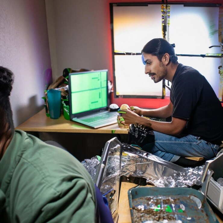 Foto hombre étnico latino estudiando desde casa durante covid-19