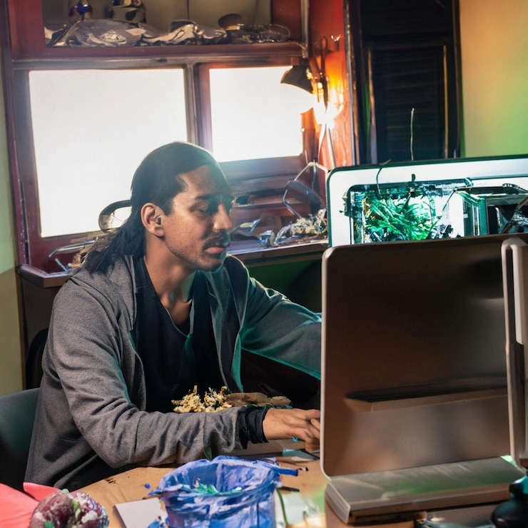 Foto hombre étnico latino estudiando desde casa durante covid-19