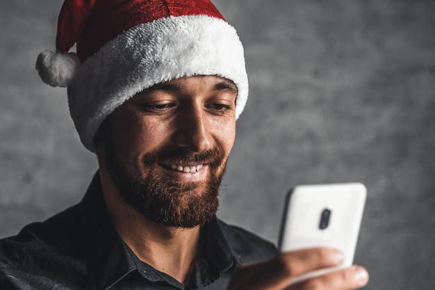 Foto hombre europeo respondiendo mensajes de texto, aislado sobre fondo gris