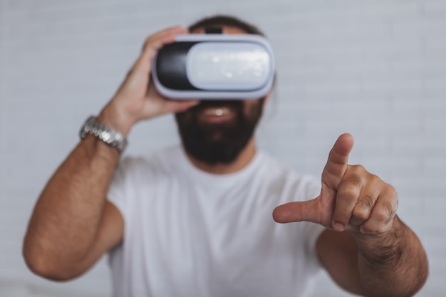 Foto hombre excitado con gafas de realidad virtual