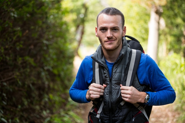 Foto hombre excursionista en bosque