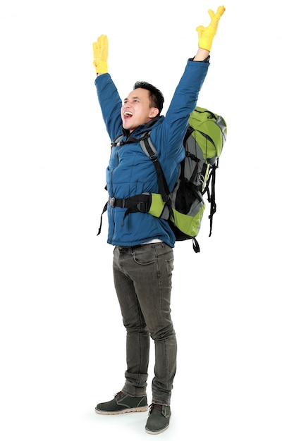 Foto hombre excursionista con mochila levantó su brazo