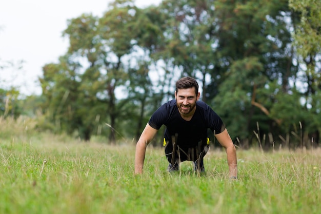 El hombre exitoso se dedica al entrenamiento físico matutino y al correr, estilo de vida activo en el parque, ejercicios de estiramiento