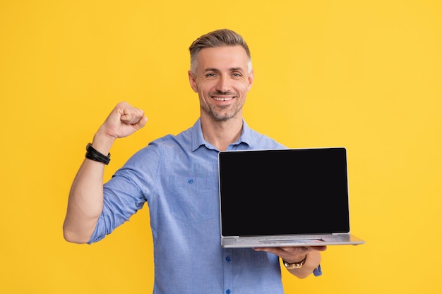 Hombre exitoso que muestra la pantalla del portátil inalámbrico moderno. Copie el espacio. anuncio de pc de seminario web. empresario presentando producto. presentación en computadora. Gerente de oficina listo para videoconferencia.