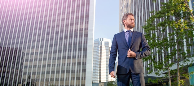 Hombre exitoso en ropa formal con computadora fuera de la oficina banner de retrato de cara de hombre independiente con espacio de copia