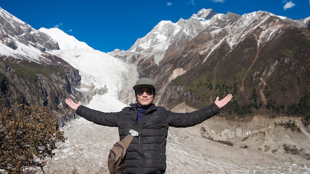 Un hombre exitoso senderismo en la montaña pico de nieve en otoño, concepto de personas que viajan