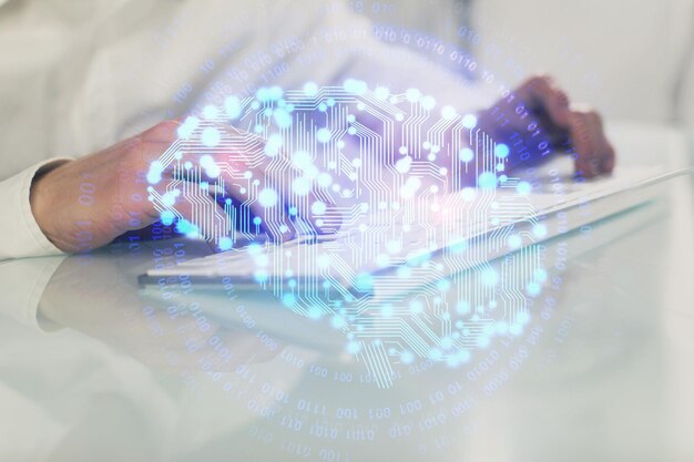 Hombre con experiencia en computadora con holograma de tema cerebral Concepto de lluvia de ideas Doble exposición