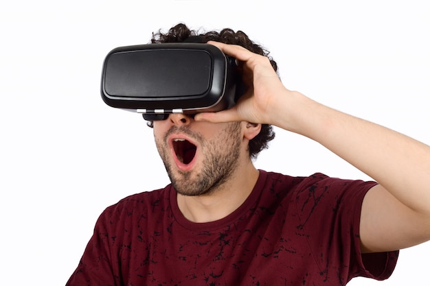 El hombre experimenta la realidad virtual.