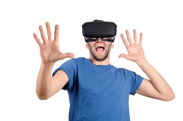 El hombre experimenta la realidad virtual.