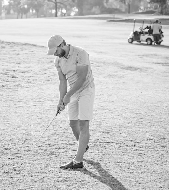 Hombre experto jugando en hierba verde actividad de verano deporte profesional al aire libre