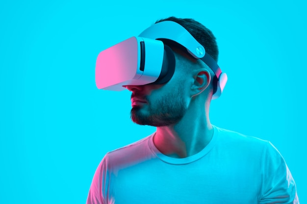 Hombre explorando el ciberespacio en gafas vr