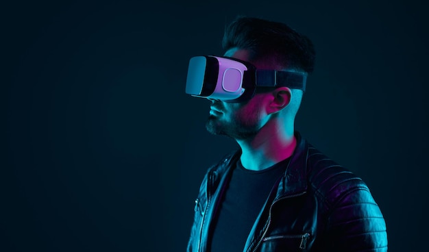 Hombre explorando realidad virtual en gafas vr