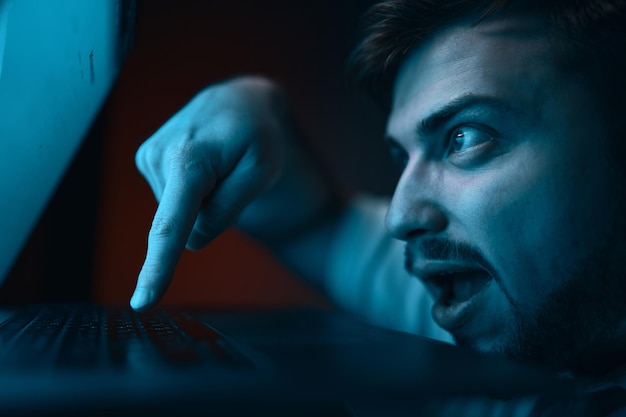 Un hombre con una expresión loca de juego en su cara presiona para introducir una foto de alta calidad