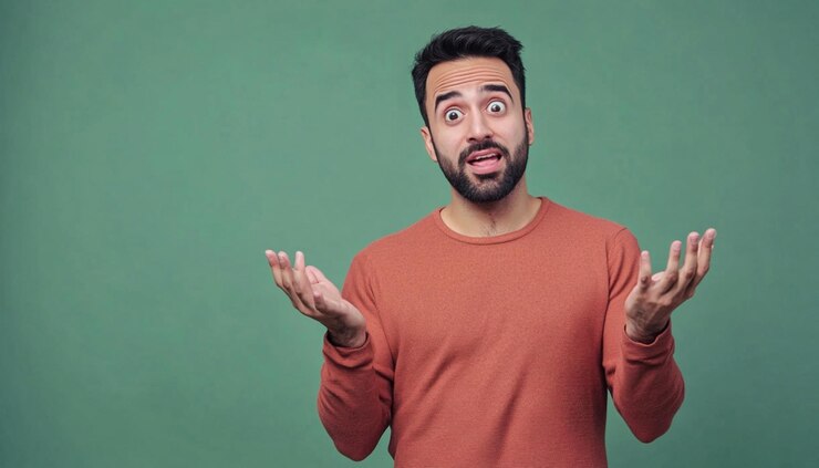 un hombre con una expresión sorprendida está haciendo una cara graciosa